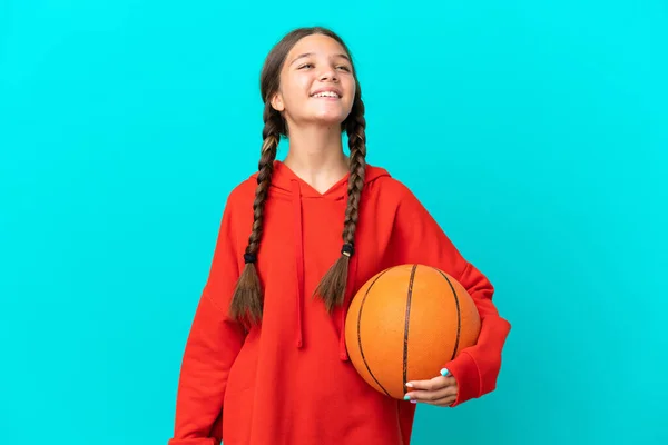 在蓝底笑中孤身一人打篮球的高加索小女孩 — 图库照片