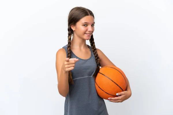 배경에 고립된 코카서스 소녀가 농구를 가리키며 — 스톡 사진