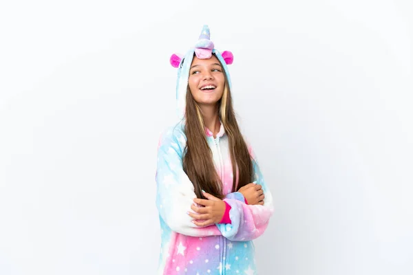 유니콘 파자마를 코카서스 소녀는 배경에 행복하게 미소를 — 스톡 사진