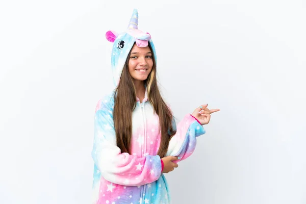 Niña Caucásica Con Pijama Unicornio Aislado Sobre Fondo Blanco Apuntando — Foto de Stock