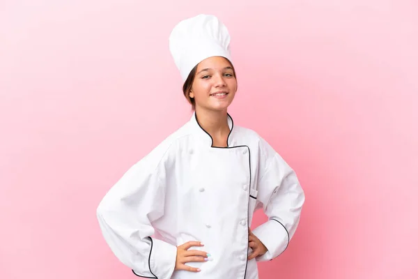 Pouco Branco Chef Menina Isolado Fundo Rosa Posando Com Braços — Fotografia de Stock