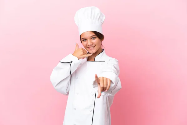 Pouco Caucasiano Chef Menina Isolado Fundo Rosa Fazendo Gesto Telefone — Fotografia de Stock