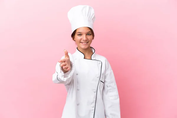 Pouco Caucasiano Chef Menina Isolado Fundo Rosa Apertando Mãos Para — Fotografia de Stock