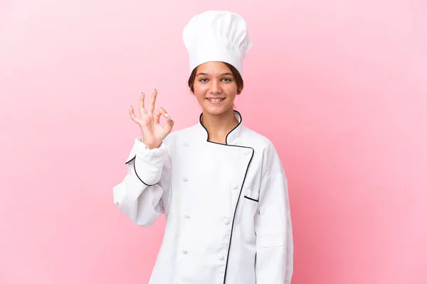 Pouco Branco Chef Menina Isolado Fundo Rosa Mostrando Sinal Com — Fotografia de Stock