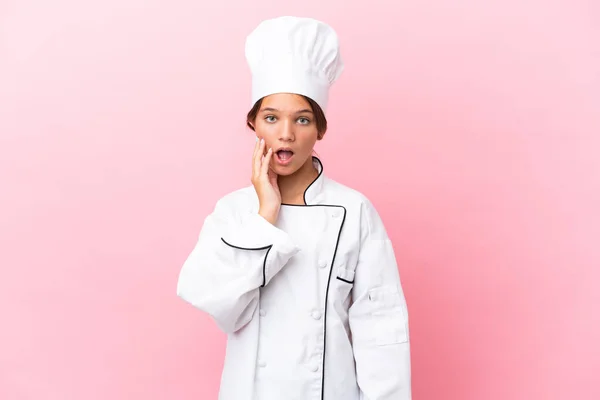 Pequeña Chica Chef Caucásica Aislada Sobre Fondo Rosa Sorprendida Sorprendida —  Fotos de Stock