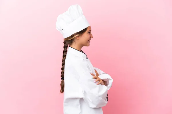 Pouco Menina Chef Caucasiano Isolado Fundo Rosa Posição Lateral — Fotografia de Stock