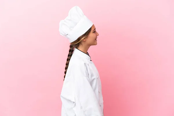 Kleine Kaukasische Kochmädchen Isoliert Auf Rosa Hintergrund Lachen Seitlicher Position — Stockfoto