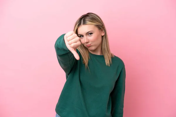 Mujer Joven Caucásica Aislada Sobre Fondo Rosa Mostrando Pulgar Hacia —  Fotos de Stock