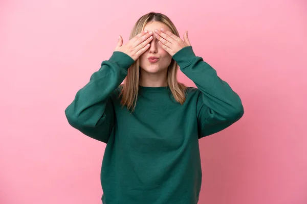 Mulher Caucasiana Jovem Isolado Fundo Rosa Cobrindo Olhos Por Mãos — Fotografia de Stock