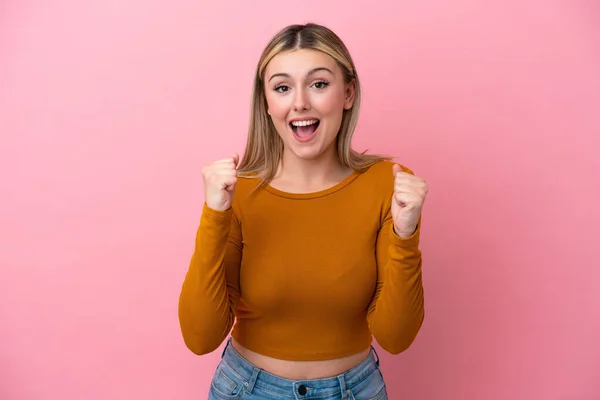 Giovane Donna Caucasica Isolata Sfondo Rosa Che Celebra Una Vittoria — Foto Stock