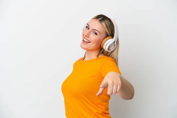 Young Caucasian Woman Isolated White Background Listening Music — Stock Photo, Image