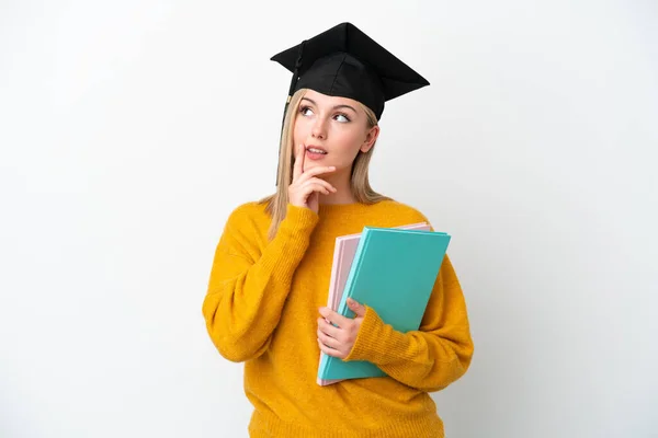 Giovane Studentessa Caucasica Donna Isolata Sfondo Bianco Avendo Dubbi Mentre — Foto Stock