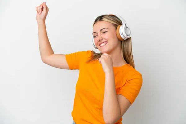 Giovane Donna Caucasica Isolata Sfondo Bianco Ascoltare Musica Ballare — Foto Stock