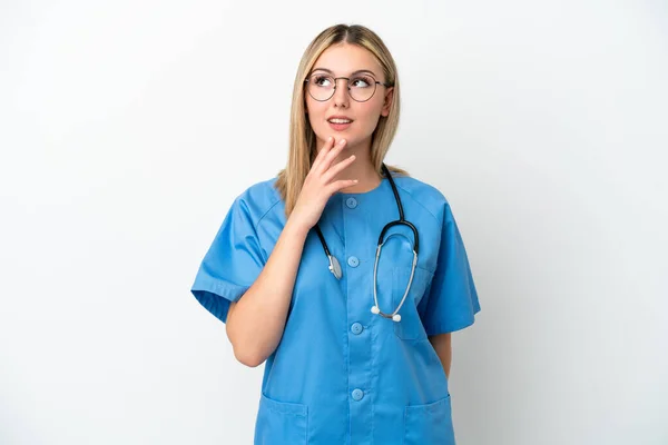 Junge Chirurgin Ärztin Isoliert Auf Weißem Hintergrund Und Sieht Lächelnd — Stockfoto