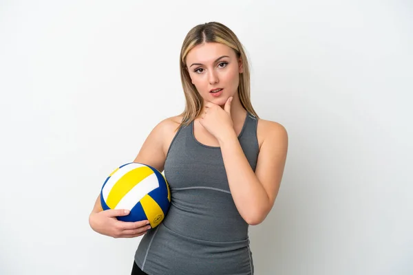 Young Caucasian Woman Playing Volleyball Isolated White Background Thinking — Foto Stock