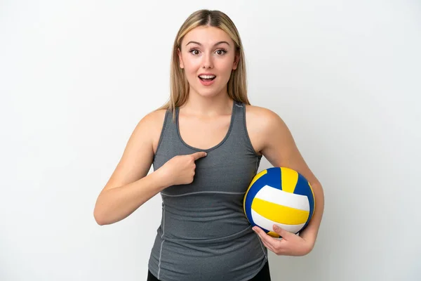 Молодая Белая Женщина Играет Волейбол Белом Фоне Неожиданным Выражением Лица — стоковое фото