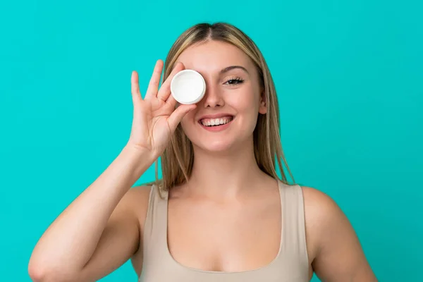 Jonge Kaukasische Vrouw Geïsoleerd Blauwe Achtergrond Met Moisturizer Geluk — Stockfoto