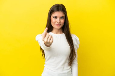 Sarı arka planda izole edilmiş beyaz bir kadın geliyor.