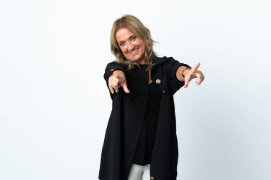 Orta yaşlı sarışın kadın izole edilmiş beyaz arka plan mutlu bir yüz ifadesiyle öne bakıyor.