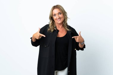 Orta yaşlı sarışın kadın soyutlanmış beyaz arka plan gururlu ve kendini beğenmiş