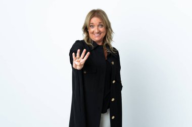 Orta yaşlı sarışın kadın soyutlanmış beyaz arka planda mutlu ve parmakları olan dört kişi sayıyor.