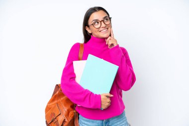 Genç bir bayan öğrenci beyaz arka planda izole edilmiş, yukarı bakarken bir fikir düşünüyor.