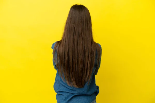 Jeune Femme Caucasienne Isolée Sur Fond Jaune Position Arrière — Photo