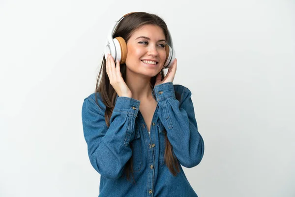 Νεαρή Καυκάσια Γυναίκα Απομονωμένη Λευκό Φόντο Ακούγοντας Μουσική Και Τραγουδώντας — Φωτογραφία Αρχείου
