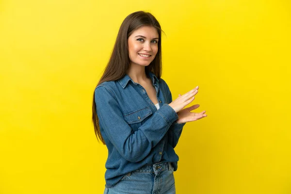 Junge Kaukasische Frau Isoliert Auf Gelbem Hintergrund Applaudiert — Stockfoto