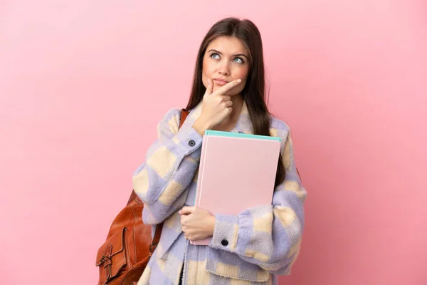 Jonge Student Vrouw Geïsoleerd Roze Achtergrond Met Twijfels — Stockfoto