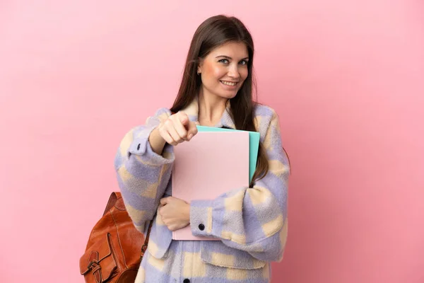 Jonge Student Vrouw Geïsoleerd Roze Achtergrond Wijzend Front Met Gelukkige — Stockfoto