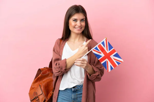 Mulher Caucasiana Jovem Segurando Uma Bandeira Reino Unido Isolada Fundo — Fotografia de Stock