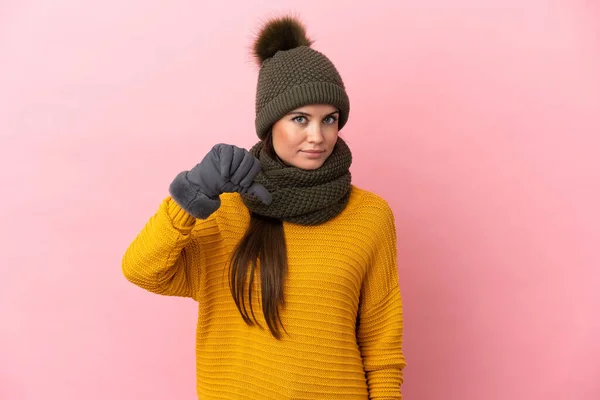 Menina Caucasiana Jovem Com Chapéu Inverno Isolado Fundo Rosa Mostrando — Fotografia de Stock