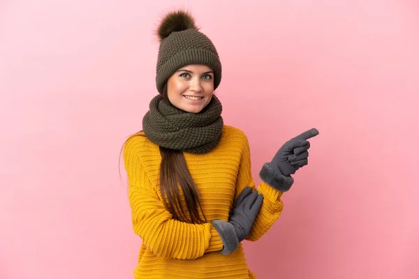 Jovem Caucasiana Com Chapéu Inverno Isolado Fundo Rosa Apontando Dedo — Fotografia de Stock