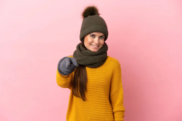 Menina Caucasiana Jovem Com Chapéu Inverno Isolado Fundo Rosa Apontando — Fotografia de Stock