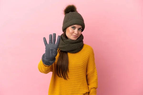 Jovem Caucasiana Com Chapéu Inverno Isolado Fundo Rosa Feliz Contando — Fotografia de Stock