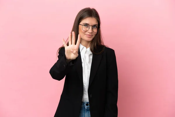 年轻的商界白种人女人 背景粉红 手指头数到四 — 图库照片