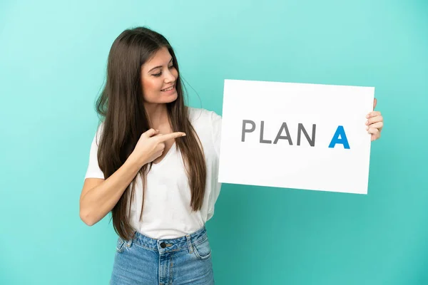 Mulher Caucasiana Jovem Isolado Fundo Azul Segurando Cartaz Com Mensagem — Fotografia de Stock