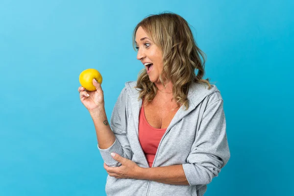 Middle Aged Blonde Woman Isolated Background Apple Happy — Stock Photo, Image