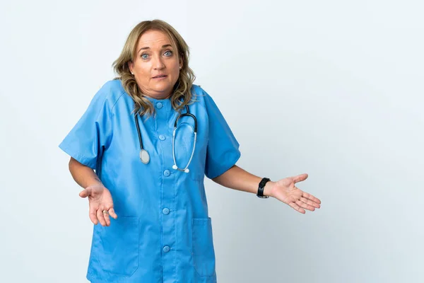 Middle Aged Surgeon Woman Isolated Background Surprise Expression While Looking — Stock Photo, Image