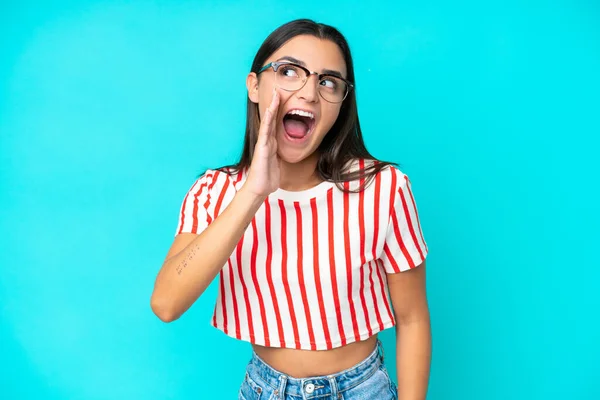 Jovem Caucasiana Isolada Fundo Azul Com Surpresa Expressão Facial Chocada — Fotografia de Stock