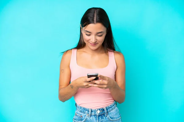 Mujer Joven Caucásica Aislada Sobre Fondo Azul Enviando Mensaje Con —  Fotos de Stock