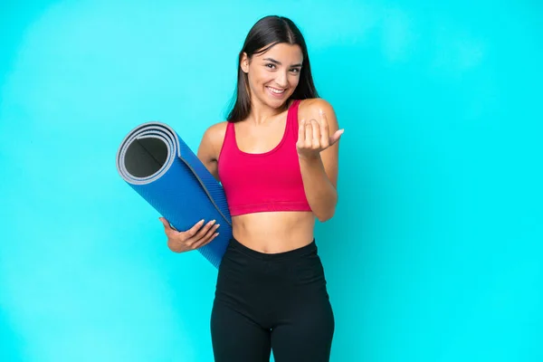Mujer Joven Deportista Caucásica Que Clases Yoga Mientras Sostiene Una — Foto de Stock