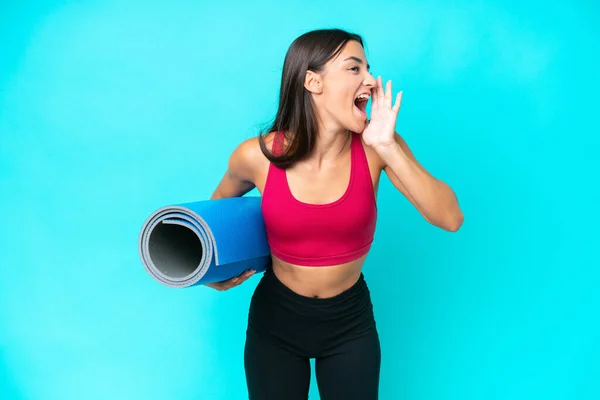 Genç Beyaz Kadın Yoga Derslerine Giderken Mavi Arka Planda Izole — Stok fotoğraf