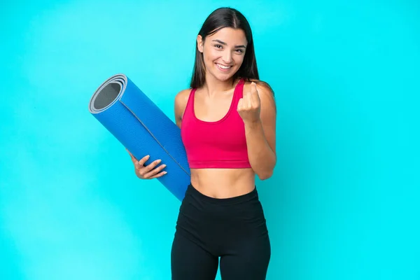 Young Sport Caucasian Woman Going Yoga Classes While Holding Mat — ストック写真
