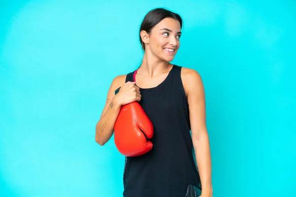 Junge Kaukasische Frau Isoliert Auf Blauem Hintergrund Mit Boxhandschuhen — Stockfoto