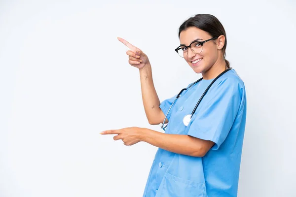 Jovem Enfermeira Mulher Isolada Fundo Branco Apontando Dedo Para Lado — Fotografia de Stock