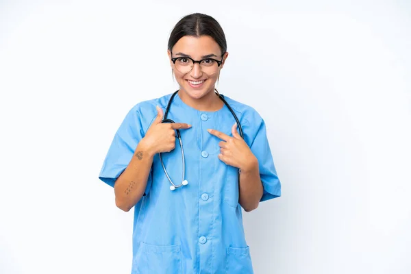 Enfermera Joven Aislada Sobre Fondo Blanco Con Expresión Facial Sorpresa —  Fotos de Stock