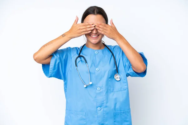 Jovem Enfermeira Mulher Isolada Fundo Branco Cobrindo Olhos Por Mãos — Fotografia de Stock