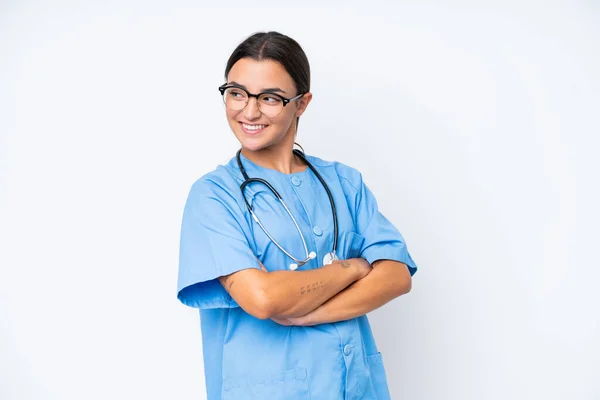 Enfermera Joven Aislada Sobre Fondo Blanco Con Los Brazos Cruzados —  Fotos de Stock